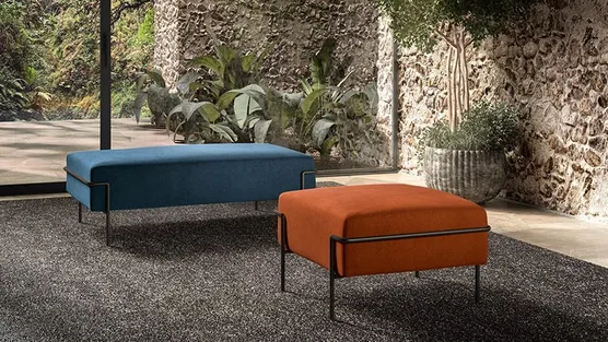  pouf con telaio in metallo e cuscino 