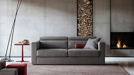  divano letto grigio con poggiatesta